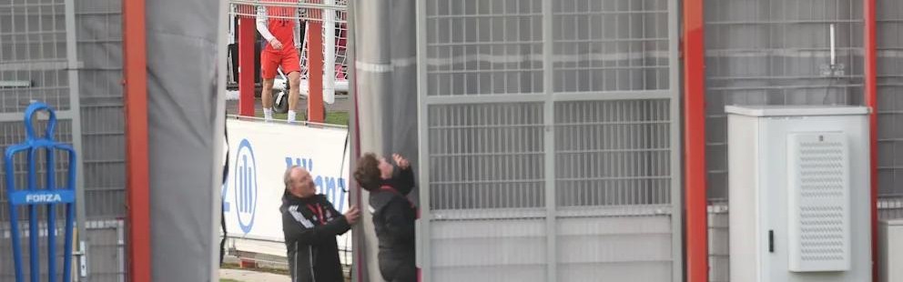 图片报：基米希被拍到参加合练，拜仁员工用幕布进行了遮挡