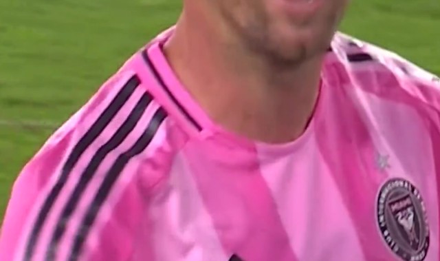 官方网站-进球后比签名手势！记者：梅西是在问对手助教，要不要他的签名